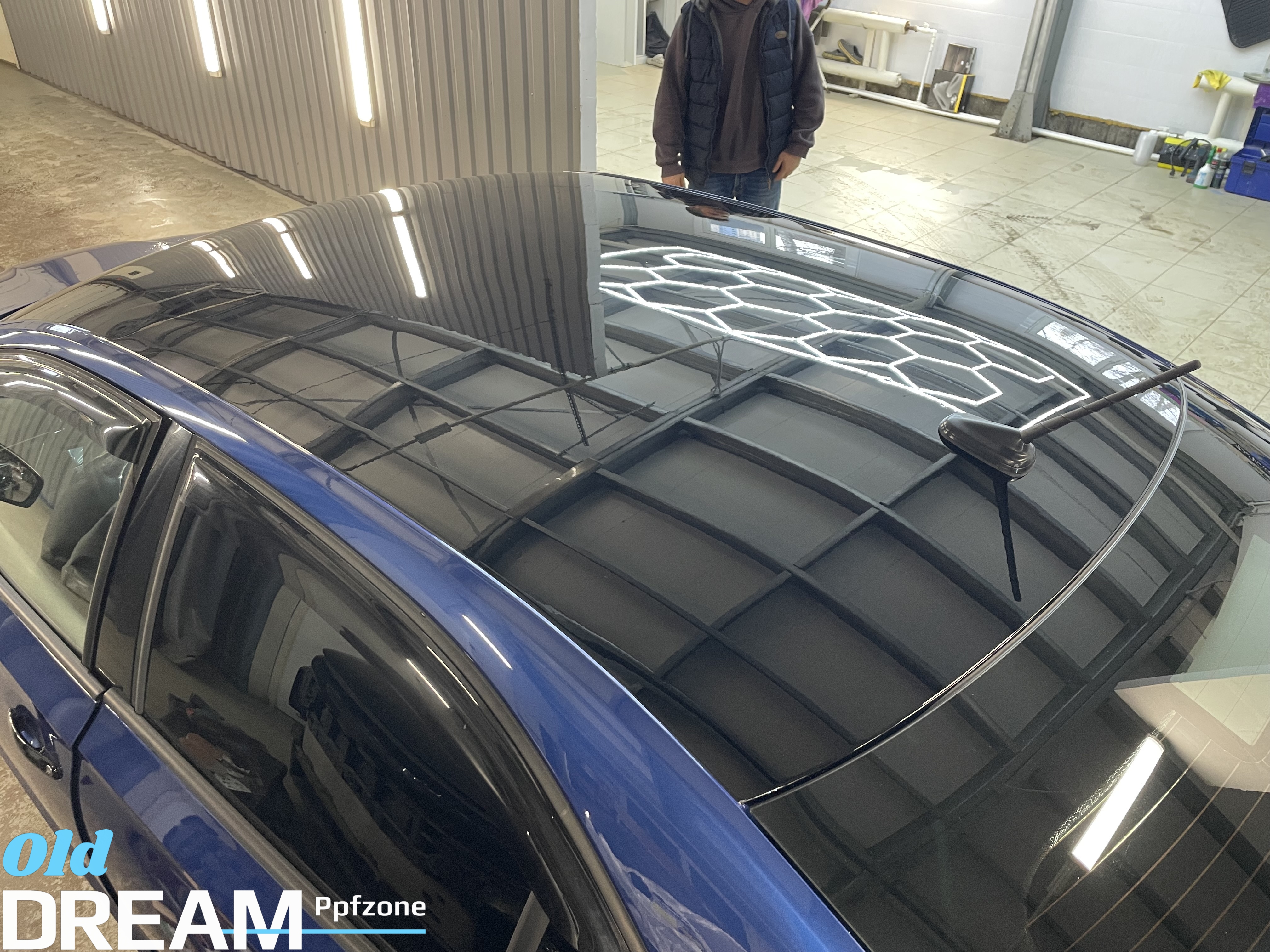 Skoda Rapid Оклейка крыши черной глянцевой пленкой